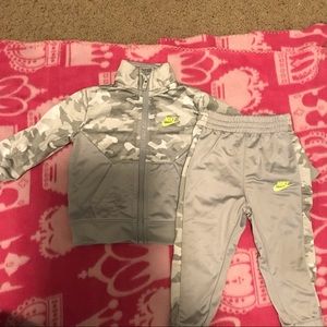 Nike set of pants and jackets, size 12 months.